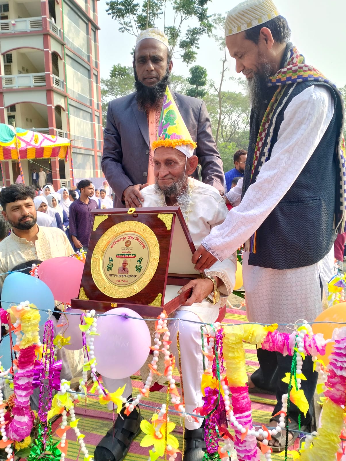 চতুর্থ শ্রেণী কর্মচারী জনাব মুজাফফর হোসেন খান এর বিদায় সংবর্ধনা অনুষ্ঠানচিত্র