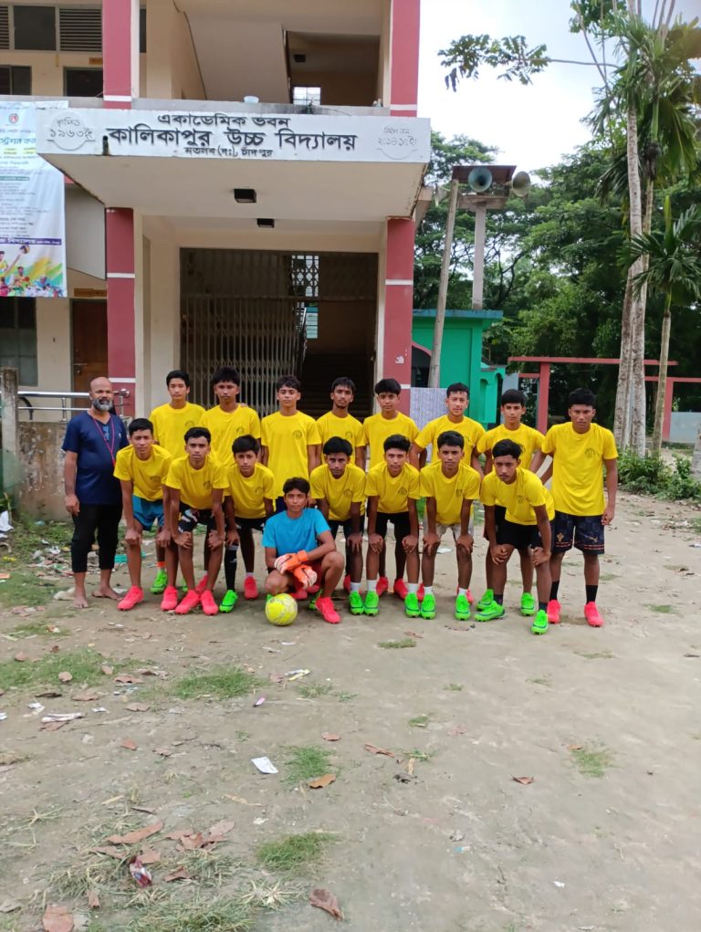 প্রাইম মিনিস্টার ফুটবল টুর্নামেন্ট গোল্ডকাপ এর প্রতিযোগিতায় কালিকাপুর উচ্চ বিদ্যালয় এর ফুটবল দল।